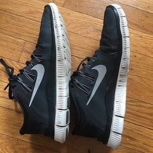 Size 9 black nike freeze sneakers